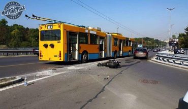 Моторист се блъсна в тролей в София